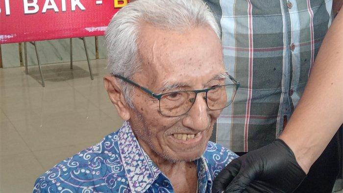 MALING MOBIL DITANGKAP - Ahmad Kafani Hasan (79) ceritakan detik-detik mobilnya digondol Suprayitno saat Konferensi Pers di Mapolres Jombang, Kabupaten Jombang, Jawa Timur pada Sabtu (12/4/2025). Tidak menyimpan rasa curiga saat tersangka meminjam kunci mobil. 