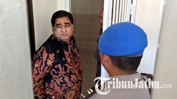 Dimas Kanjeng Taat pribadi tiba di PN Kraksaan didampingi pengacaranya, Rabu (12/7/2017).