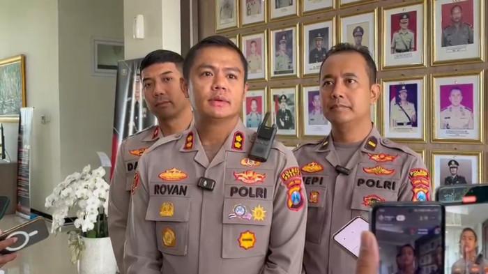 BURU PELAKU PEMBUNUHAN - Kapolres Gresik AKBP Rovan Richard Mahenu saat memberikan keterangan di Mapolres Gresik, Senin (28/7/2025). Pihaknya kini tengah memburu keberadaan pelaku.