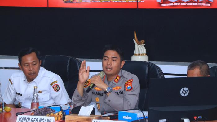 PERNYATAAN - Kapolres Ngawi AKBP Charles Pandapotan Tampubolon dalam sebuah acara rapat koordinasi lintas sektor di Mapolres Ngawi.Polres Ngawi akan menindak tegas penggunaan Sound Horeg, yang dianggap mengganggu ketertiban dan ketenangan masyarakat.