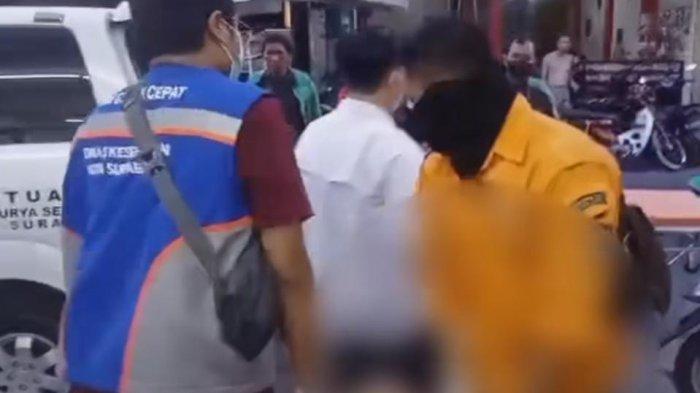 Tangkapan layar video proses evakuasi karyawati QNS oleh anggota gabungan Tim Medis PMI, BPBD, Satpol PP dan Polisi