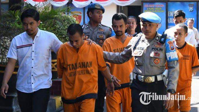 Yeremias Sigibertus Maya alias Yeri (30) (kiri), Jonio Fernandes alias Jofer (34) (tengah), Remigius Mario Bere Seran alias Rendi (23) (kanan) diamankan Satreskrim Polres Malang saat ungkap kasus pengeroyokan yang mengakibatkan kematian Krisnael Murri (23) mahasiswa Universitas Tribuana Tunggadewi Malang asal Nusa Tenggara Timur (NTT). Ketiga pelaku tersebut Jonio Fernandes alias Jofer (34), Remigius Mario Bere Seran alias Rendi (23), dan Yeremias Sigibertus Maya alias Yeri (30). Krisnael Murri (23) dikeroyok ketiga pelaku di Kedai Kampung Kopi Café Komend, Dusun Tegalgondo, Kecamatan Karangploso, Kabupaten Malang, Sabtu 24 Juni 2023.
