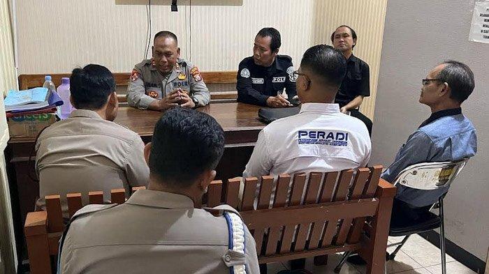MEDIASI - Wahabi Martanio dan M, oknum anggota Polsek Kerek Tuban melakukan mediasi atas kasus penyerempetan mobil yang dilakukan kendaraan Dinas Polres Tuban di ruangan Propam Polres Tuban, Rabu (19/3/2025). Dari hasil mediasi, kedua belah pihak sepakat berdamai.