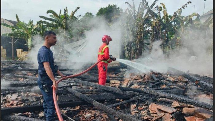 LUDES TERBAKAR - Petugas damkar Tuban saat melakukan pemadaman api di rumah warga yang ludes terbakar, Senin (17/2/2025) 