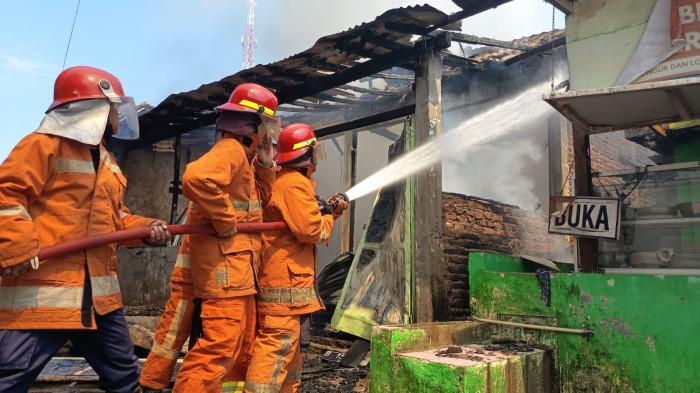 LUDES TERBAKAR - Petugas damkar dan penyelamatan Satpol Pp Pacitan saat memadamkan api rumah produksi kerupuk milik Abdul Rahman di Kelurahan Baleharjo, Kecamatan/Kabupaten Pacitan, Jatim, Selasa (22/7/2025) siang. Si Jago merah mengamuk di Kabupaten Pacitan, Jatim, Selasa (22/7/2025). Rumah produksi kerupuk di Kelurahan Baleharjo, Kecamatan/Kabupaten Pacitan, Jatim ludes dilalap api.