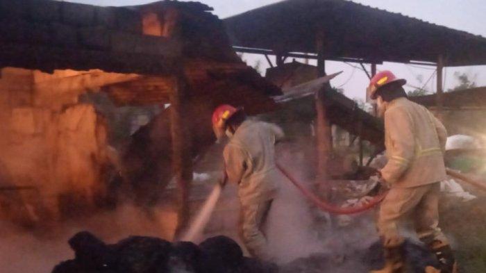 KEBAKARAN GUDANG - Proses pemadaman api yang membakar tempat penggilingan plastik di Desa Curahmalang, Kecamatan Sumobito, Kabupaten Jombang oleh tim Pemadam Kebakaran pada Kamis (1/5/2025). Kebakaran diduga karena korsleting listrik.