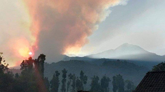 Kepulan asap tebal yang diduga berasal dari kebakaran hutan di Lereng Pegunungan Argopuro