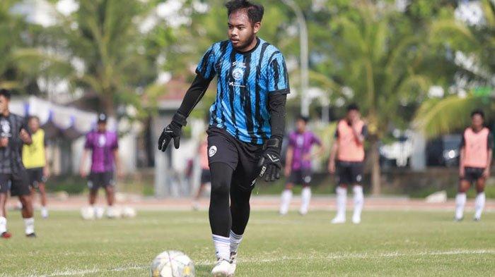 Harus kebobolan lima gol saat laga debutnya bersama Arema FC, membuat Adixi Lenzivio menjadi sorotan, Senin (17/5/2023).
