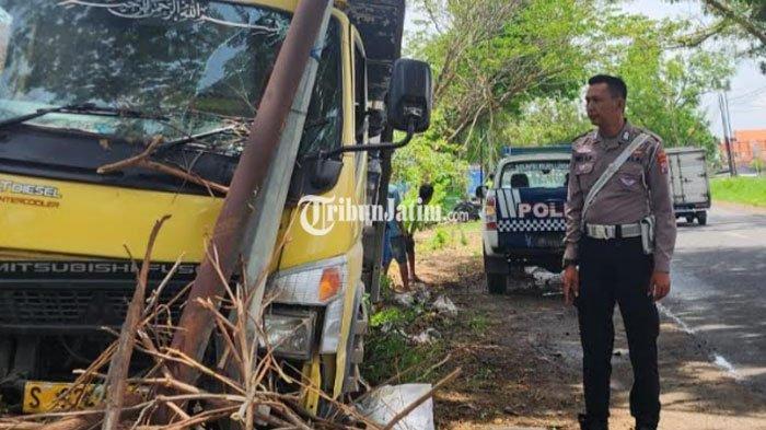 Truk oleng seruduk pemotor dan mobil pikap di Lamongan. Kendaraan berhenti setelah menabrak tiang listrik PJU dan tiang Telkom, Jumat (1/11/2024)