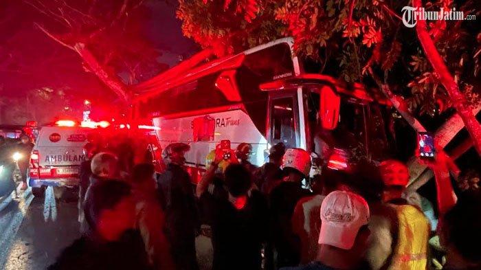 Kecelakaan bus pariwisata Sakhindra Trans melibatkan beberapa kendaraan terjadi di depan Batu Town Square (Batos) Kota Batu, Rabu (8/1/2025).