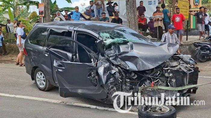 Kondisi mobil Avanza rusak parah usai terlibat kecelakaan di Jalan Raya Sarangan-Plaosan, masuk Kelurahan/Kecamatan Plaosan, Kabupaten Magetan, Minggu (6/10/2024). Informasinya, kendaraan yang terlibat kecelakaan adalah minibus, bus, dan sepeda motor matic.