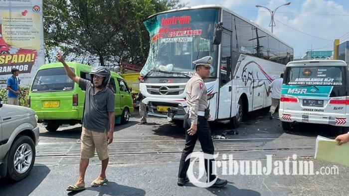 Peristiwa kecelakaan maut di Malang yang melibatkan Bus Tentrem, truk kontainer, dan tiga motor mengakibatkan satu orang tewas, Rabu (13/9/2023) siang. 