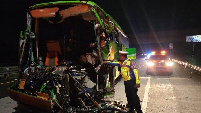 Terjadi kecelakaan maut di Tol Jombang-Mojokerto, KM 695.400 jalur A Jawa Timur, Selasa (21/5/2024) pukul 23.45 WIB. Bus rombongan study tour SMP PGRI 1 Wonosari Malang menabrak truk pengangkut gabah. Dua orang dikabarkan tewas.