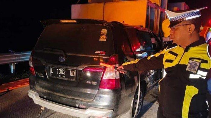 KECELAKAAN - Terjadi kecelakaan maut di Tol Jombang-Mojokerto, KM 704.000 Jalur B, Jawa Timur, Jumat (6/6/2025) dini hari. Dikabarkan, kecelakaan mobil Toyota Innova yang menabrak bodi bak belakang truk bermuatan saluran air berbahan beton seberat 35 ton, mengakibatkan tiga orang tewas.