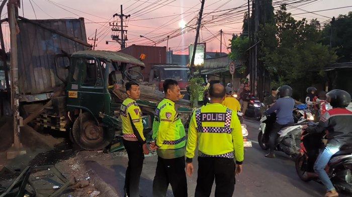KECELAKAAN MAUT GRESIK - Detik-detik truk menabrak sejumlah kendaraan di jalan raya Driyorejo, Gresik, Rabu (30/4/2025). Satu orang dilaporkan meninggal dunia.