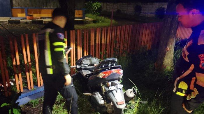  KECELAKAAN TUNGGAL - Kondisi kendaraan setelah terlibat kecelakaan tunggal di di Jalan Raya Desa Sembung, Kecamatan Perak, Kabupaten Jombang di depan Bulog pada Rabu (2/4/2025). Dua orang pengendara motor tewas dalam insiden ini. 