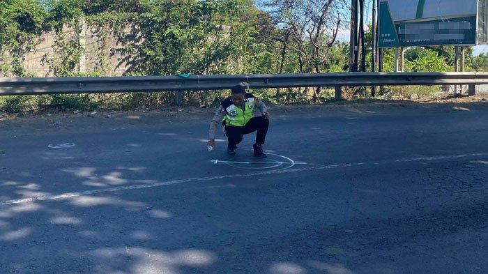 Petugas Satlantas Polresta Sidoarjo saat melakukan olah TKP di lokasi kecelakaan maut di Jalan Lingkar Timur, masuk wilayah Desa Klurak, Kecamatan Candi, Sidoarjo, Kamis (10/10/2024).