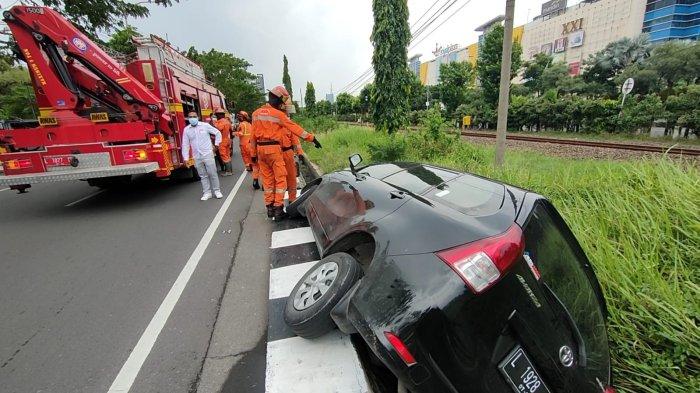 Kondisi mobil Toyota Avanza bernopol L-1928-KV yang dikemudikan karyawan hotel di Surabaya, berinisial TS warga Krembangan, Surabaya, di Jalan Frontage A Yani, Jagir, Wonokromo, Surabaya, Minggu (20/2/2022) sore.
