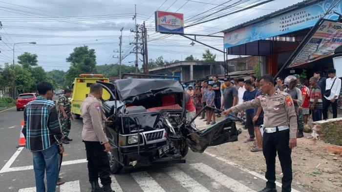 KECELAKAAN TUNGGAL - Anggota Satlantas Polres Pacitan melakukan olah tkp kecelakaan tunggal pikap bermuatan tabung oksigen di Jalan Tentara Pelajar Masuk Dusun Tegalrejo Desa Nanggungan, Kecamatan/Kabupaten Pacitan, Kamis (30/1/2025) siang. Kecelakaan tunggal itu diduga karena sopir mengantuk.