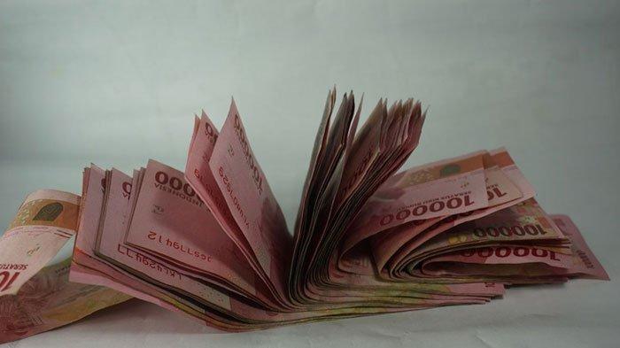 PENCURIAN UANG - Ilustrasi uang ratusan juta. Seorang menantu bernama Rusli (27) di Pinrang, Sulawesi Selatan mencuri uang mertua di brankas sebesar Rp420 juta. Rusli sakit hati sering dihina miskin dan tak punya penghasilan tetap, Kamis (24/4/2025).