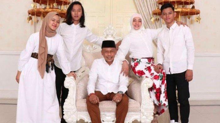 Bupati Ponorogo, Sugiri Sancoko bersama istri, Susilowati, dan anaknya, Jian Ayune Sundul Langit, Lintang Panuntun Qolbu, dan Gibran Cahyaning Pangeran, 2023.