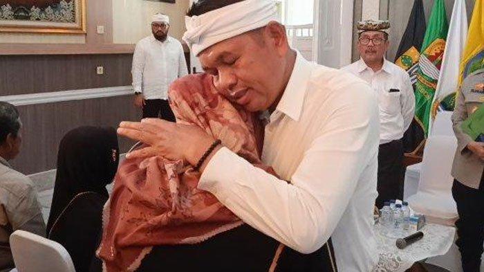 DAPAT RP50 JUTA - Tangis haru mewarnai pertemuan keluarga korban longsor Gunung Kuda, Kecamatan Dukupuntang, Kabupaten Cirebon, dengan Gubernur Jawa Barat, Dedi Mulyadi, di Gedung Kantor Gubernur Jabar, Bale Jaya Dewata, Kota Cirebon, Senin (2/6/2025).