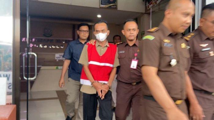 PENETAPAN TERSANGKA - SA, Kepala SMK 2 PGRI Ponorogo yang telah ditetapkan sebagai tersangka penyimpangan dana BOS saat digiring menuju mobil tahanan di Kantor Kejari Ponorogo, Jalan MT Haryono, Kelurahan Jingglong, Kecamatan/Kabupaten Ponorogo, Jatim, Senin (28/4/2025). Setelah nyaris 6 bulan, akhirnya Kejaksaan Negeri (Kejari) Ponorogo menetapkan Kepala SMK 2 PGRI Ponorogo sebagai tersangka kasus dugaan penyimpangan dana Bantuan Operasional Sekolah (BOS).