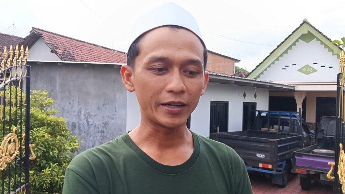 KERABAT KELUARGA - Charisun, kerabat keluarga korban longsor Jalur Pacet-Cangar saat ditemui di rumah duka kawasan Kloposepuluh Sukodono Sidoarjo, Jumat (4/4/2025). Ia menceritakan kondisi satu keluarga tersebut jelang insiden.