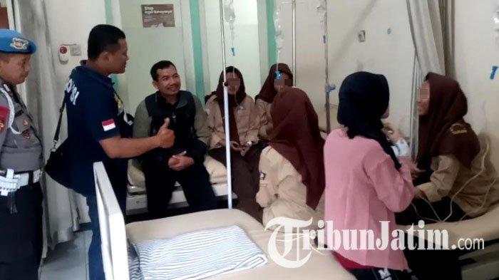 Alami keracunan massal, lima siswi MTsN 4 Tulungagung di Jalan Bandung-Durenan Desa Suruhan Lor, Kecamatan Bandung, Tulungagung, masih menjalani perawatan di Puskesmas Bandung, Sabtu (16/9/2023). (Tribun Jatim Network/David Yohanes)