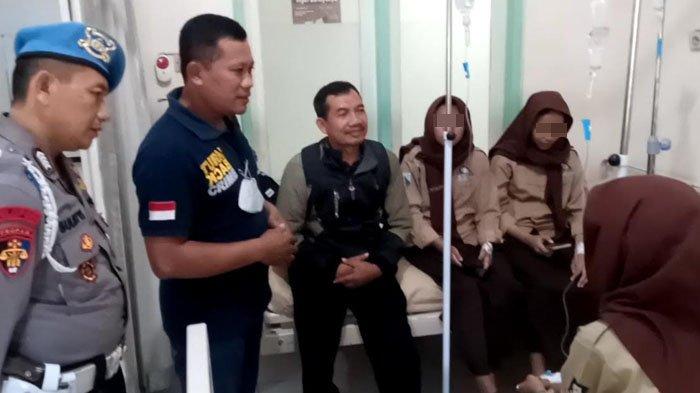 Alami keracunan massal, lima siswi MTsN 4 Tulungagung di Jalan Bandung-Durenan Desa Suruhan Lor, Kecamatan Bandung, Tulungagung, masih menjalani perawatan di Puskesmas Bandung, Sabtu (16/9/2023).