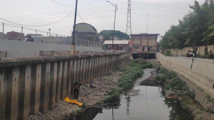 Petugas melakukan mengevakuasi kerangka manusia yang ditemukan di sungai dekat Rumah Pompa Wonorejo 1 Surabaya, Rabu (25/9/2024) siang.