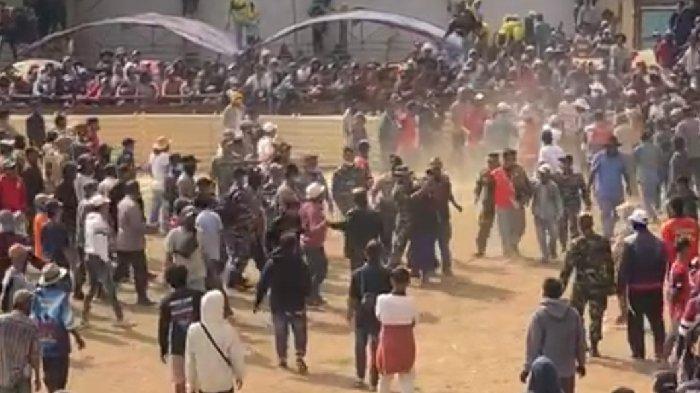 Terjadi kericuhan dalam gelaran Grand Final Kerapan Sapi Piala Presiden 2023 di Stadion RP Moh Noer, SKEP, Kelurahan Bancaran, Kota Bangkalan, Minggu (8/10/2023).