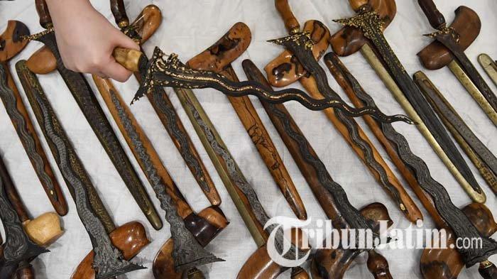 Keris yang dipamerkan di Gemstone and Antiques Fair di Ciputra World Surabaya, Jumat (19/2/2021).