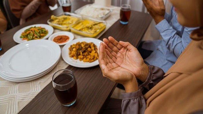Idealnya, membayar utang puasa dilakukan beberapa bulan setelah Ramadan dan sebelum Ramadan kembali. Hal ini agar orang tersebut tidak lupa.