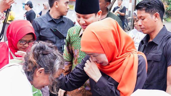 Momen menarik terwujud kala Calon Gubernur Jawa Timur nomor urut 2 Khofifah Indar Parawansa bersama Calon Bupati Petahana Trenggalek Mochamad Nur Arifin atau akrab disapa Mas Ipin berkeliling Pasar Subuh Trenggalek. 