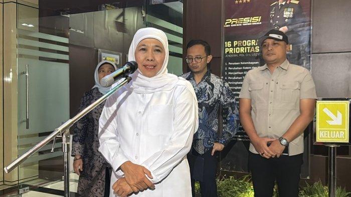 BERI KETERANGAN - Gubernur Jawa Timur Khofifah Indar Parawansa saat memberi keterangan usai diperiksa sebagai saksi terkait pengelolaan dana hibah pokmas di Jatim tahun anggaran 2021-2022 di Polda Jatim, Kamis (10/7/2025). Ia berharap keterangan yang diberikan membantu penuntasan kasus hibah pokmas.