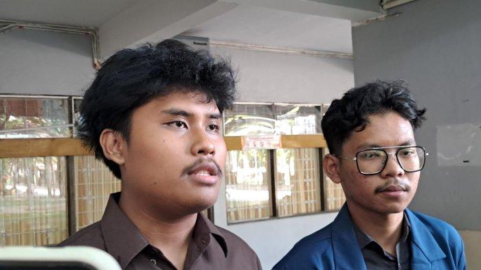 (kiri) Dani Achmad Wiraharmana, Dirjen Kajian Strategis BEM FISIP Unair usai pertemuan tertutup dengan dekanat imbas karangan bunga satir untuk Presiden Prabowo dan Wakil Presiden Gibran, Senin, (28/10/2024)