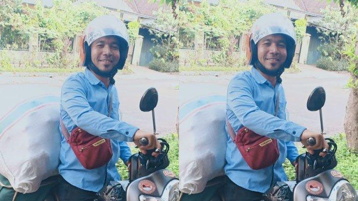 KURIR PAKET - Ian Supriana seorang pick up barang usai mengambil kiriman seller yang akan dikirimkan kepada pembelinya. Ia mengaku menangani 1000 paket sehari saat Ramadan, Jumat (28/3/2025).