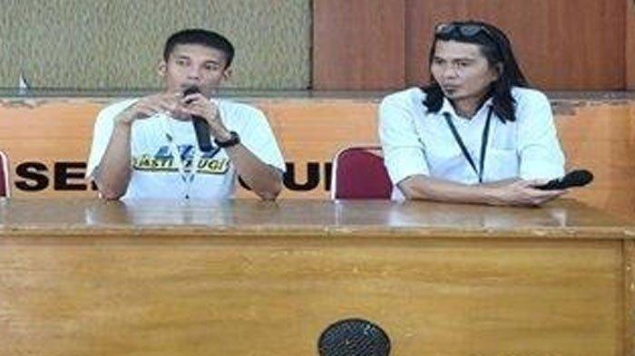 KISAH MANTAN PENJUDI - Erwin Erlani, seorang mantan penjudi kini jadi aktivis anti judi. Ia memberikan edukasi dalam acara 'Judi Pasti Rugi' di Aula Serbaguna Kantor Camat Ilir Barat 1, Senin (9/6/2025).