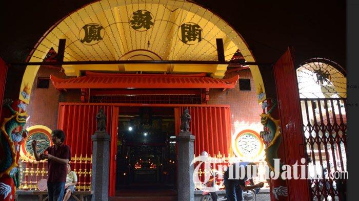 Klenteng tertua di Surabaya, yaitu Klenteng Hong Tiek Hian, yang berada di Jalan Dukuh Surabaya.