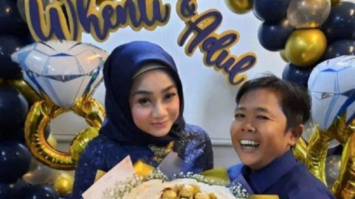 Komedian Adul meminang Wenty Eri dengan mahar berupa perhiasan emas seberat 13 gram dan uang tunai sebesar Rp110.622. Adul dan Wenty resmi menikah hari ini.