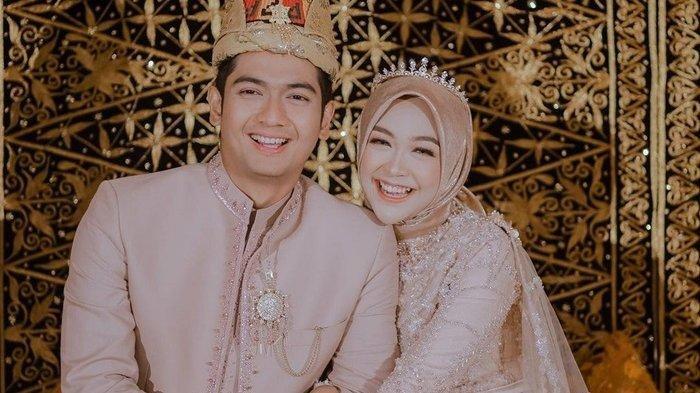 Komentar Teuku Ryan ancam bongkar aib Ria Ricis disindir Larissa Chou. Istri Ikram Rozadi menyebut Teuku Ryan mulut banci.