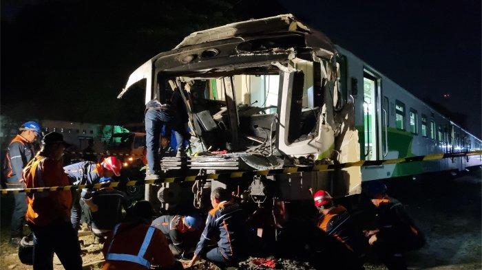 KECELAKAAN KERETA GRESIK - Kondisi kereta api commuter line Jenggala ringsek setelah berhasil dievakuasi mundur, Selasa (9/4/2025). Ruang masinis sudah tak berbentuk.