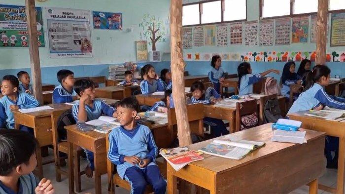 MEMPRIHATINKAN - Suasana aktivitas sekolah di salah satu kelas SD Negeri Grudo 3, Desa Grudo, Kecamatan/Kabupaten Ngawi, dipasang tiang penyangga atap berupa kayu seadanya, Senin (10/2/2025). Alhasil Puluhan murid terpaksa belajar ditengah kondisi mengkhawatirkan.
