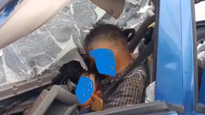 MOBIL KECELAKAAN MAUT - Kondisi mobil Panther ringsek, Kamis (10/4/2025). Tujuh penumpang meninggal dunia.