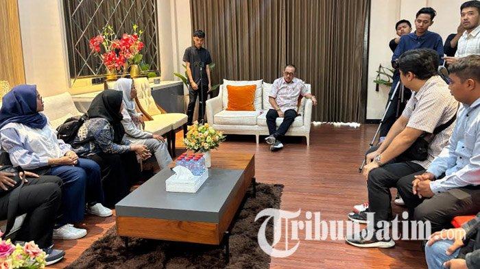 WADUL - Puluhan warga korban jual beli tanah kavling Mutiara Alas Tipis di Dusun Alas Tipis, Desa Pabean, Kecamatan Sedati, Kabupaten Sidoarjo, Jawa Timur, ramai-ramai wadul ke Rumah Aspirasi Wakil Wali Kota Surabaya, Armuji, Selasa (22/7/2025) pagi. Mereka mengadukan nasib mereka yang kini terkatung-katung tak mendapatkan realisasi properti tanah kavling yang dijanjikan oleh PT Makmur Tentram Beprestasi (MTB).
