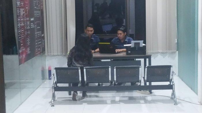 Saat Korban NR melaporkan kasusnya ke ruang pelayanan masyarakat di Gedung Ditreskrimsus Mapolda Jatim, Jumat (17/5/2024) malam