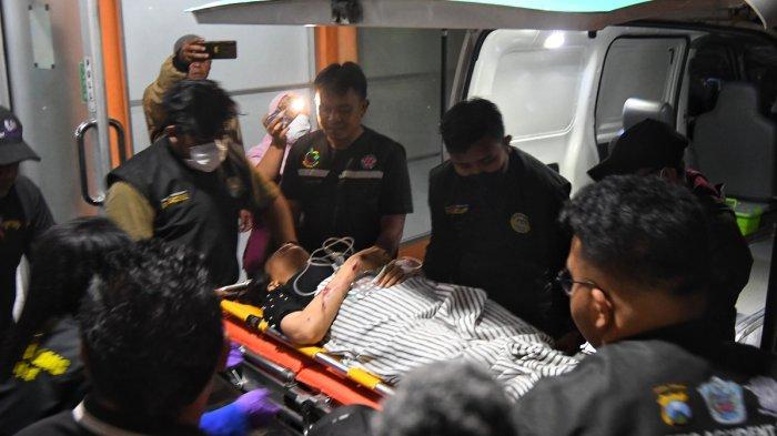 Sejumlah relawan dan petugas kesehatan mengangkat korban selamat untuk dirujuk ke rumah sakit saat laka maut di wilayah Taman Nasional Bromo Tengger Semeru (TNBTS) di wilayah Jarak Ijo, Kecamatan Poncokusumo, Kabupaten Malang, di rumah sakit Sumber Sentosa, Senin (13/5/2024). SURYA/PURWANTO