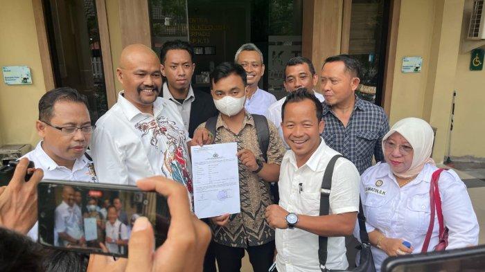 PROSES HUKUM BERJALAN - Kuasa hukum korban, Edi Tarigan, resmi melaporkan sejumlah staf UD Sentosa Seal ke Polda Jatim atas dugaan penggelapan.  Proses hukum kini tengah berjalan.