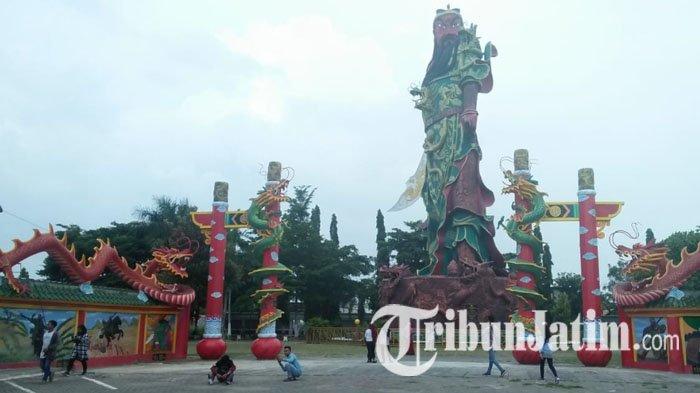 Patung Kong Co Kwan Sing Tee Koen yang berada di halaman belakang Klenteng Kwan Sing Bio.